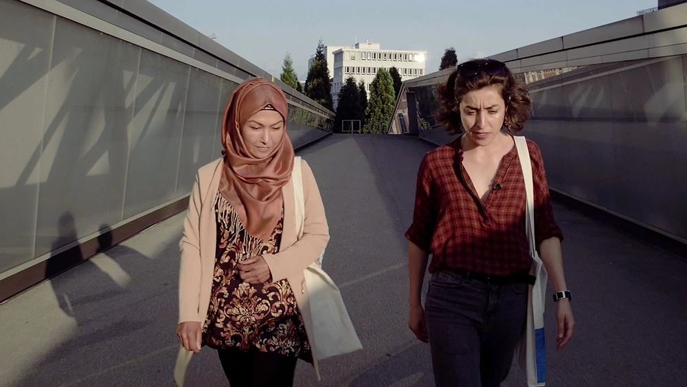 Deux femmes marchant issues du documentaire Sur les chemins de l’intégration